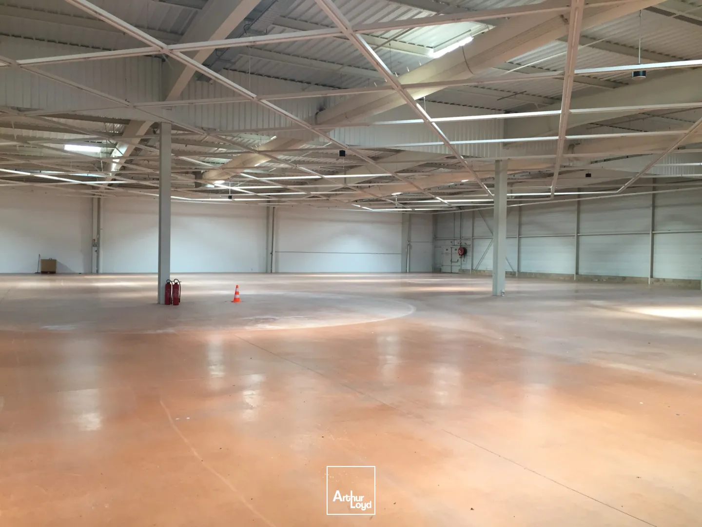 Deux cellules commerciales d'une surface de 1200 m2 et de 550 m2 disponible immédiatement, situé à proximité de grandes enseignes nationales en zone commerciale à Soissons. Possibilit...