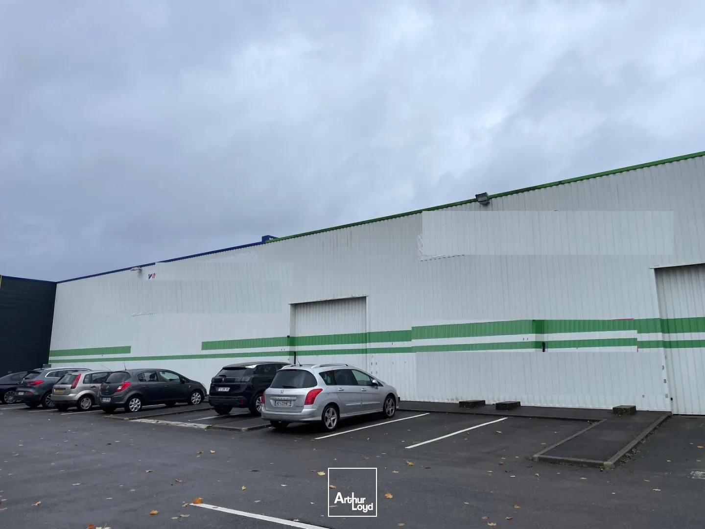 Deux cellules commerciales d'une surface de 1200 m2 et de 550 m2 disponible immédiatement, situé à proximité de grandes enseignes nationales en zone commerciale à Soissons. Possibilit...