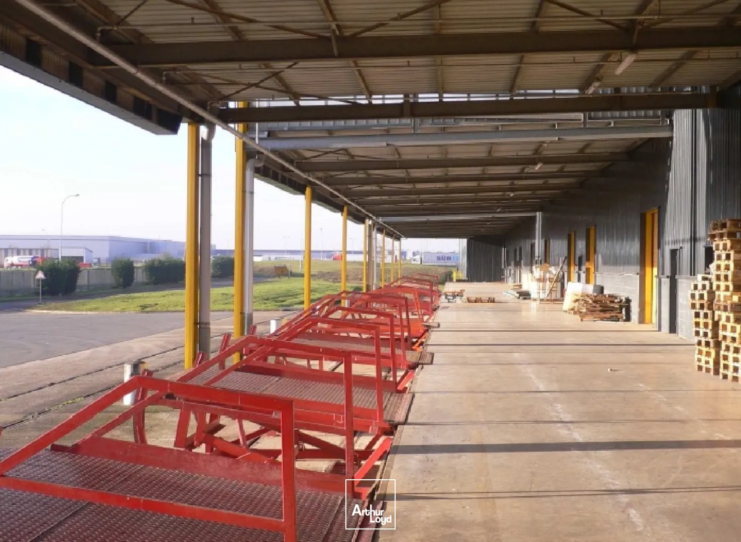 OPPORTUNITÉ EXCEPTIONNELLE : 8 031 m² d'entrepôts logistiques divisibles à louer - À 8 km de Roissy-CDG - Accès direct aux axes majeurs - Prêts à l'emploi avec autorisations ...