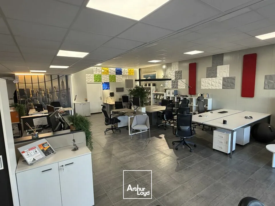 A louer sur Valence Sud, sur un axe très passant, locaux à usage de showroom et entrepot.