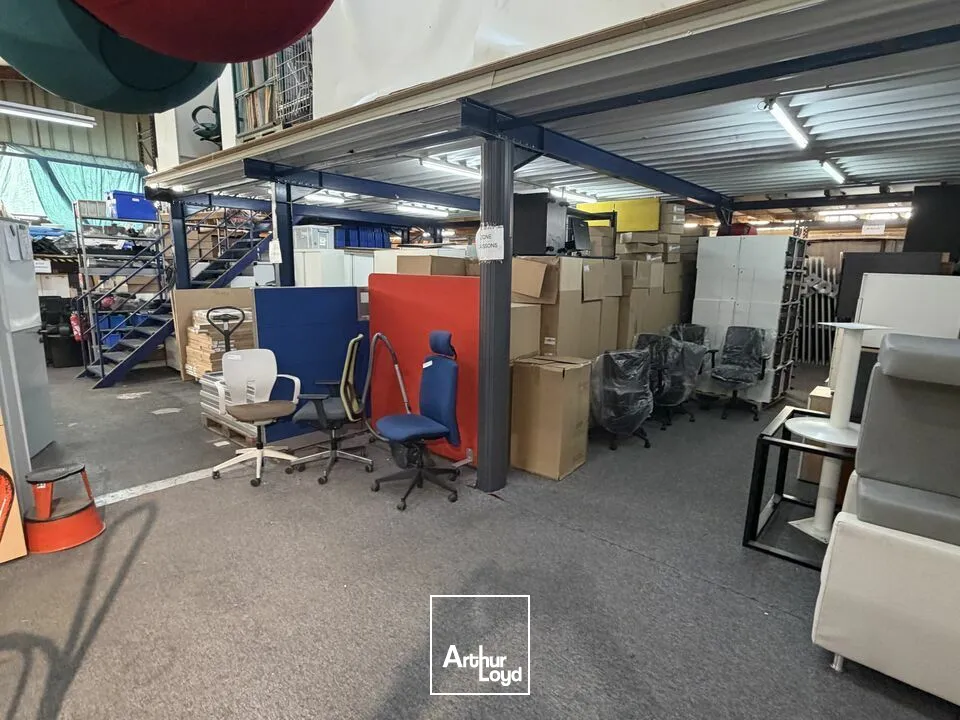 A louer sur Valence Sud, sur un axe très passant, locaux à usage de showroom et entrepot.