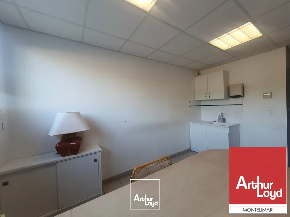 PIERRELATTE - A LOUER BÂTIMENT INDÉPENDANT DE BUREAUX DIVISIBLES AVEC NOMBREUSES PLACES DE PARKING