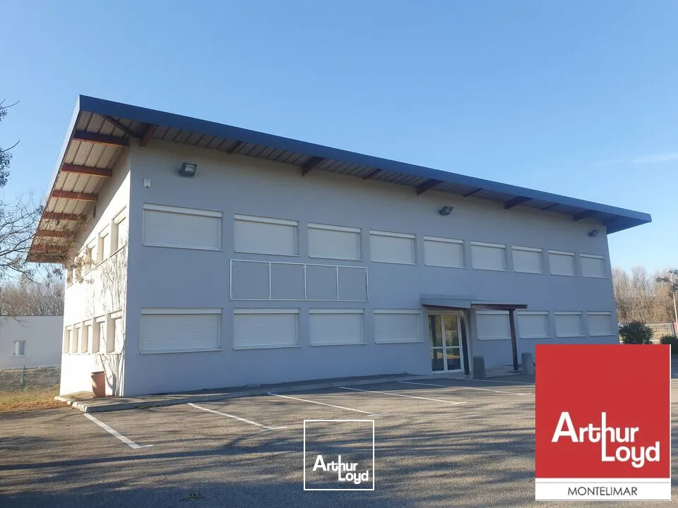 PIERRELATTE - A LOUER BÂTIMENT INDÉPENDANT DE BUREAUX DIVISIBLES AVEC NOMBREUSES PLACES DE PARKING