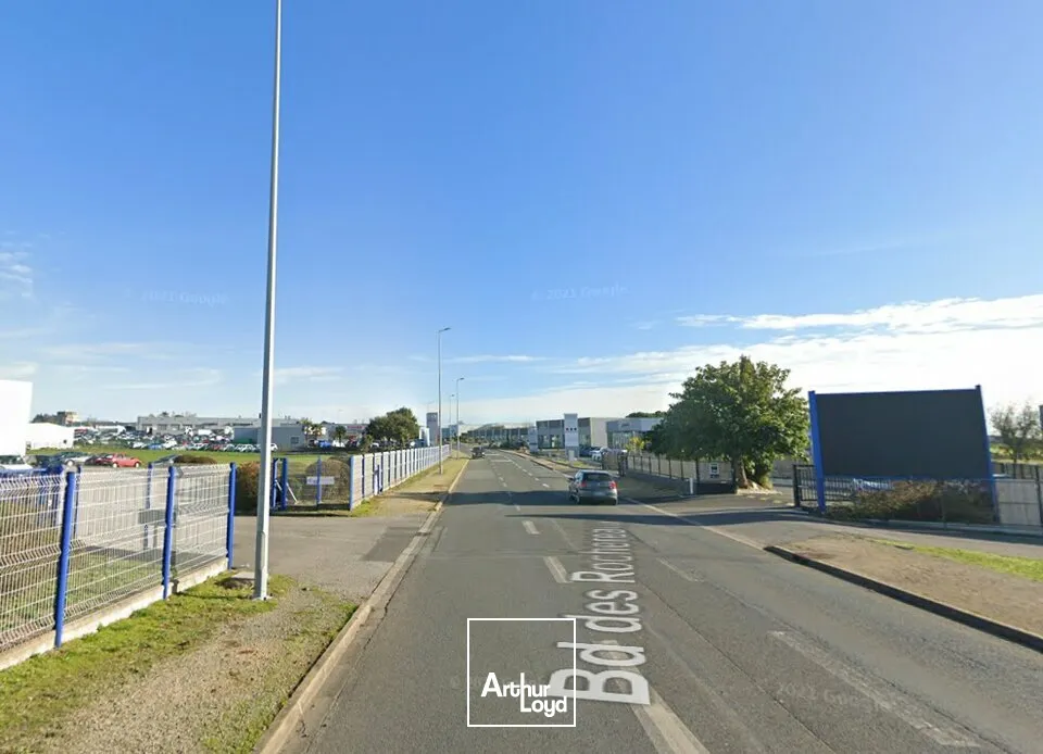 À LOUER  Bâtiment d'activité neuf  1 828 m² divisibles  Zone Mendès France, Niort
