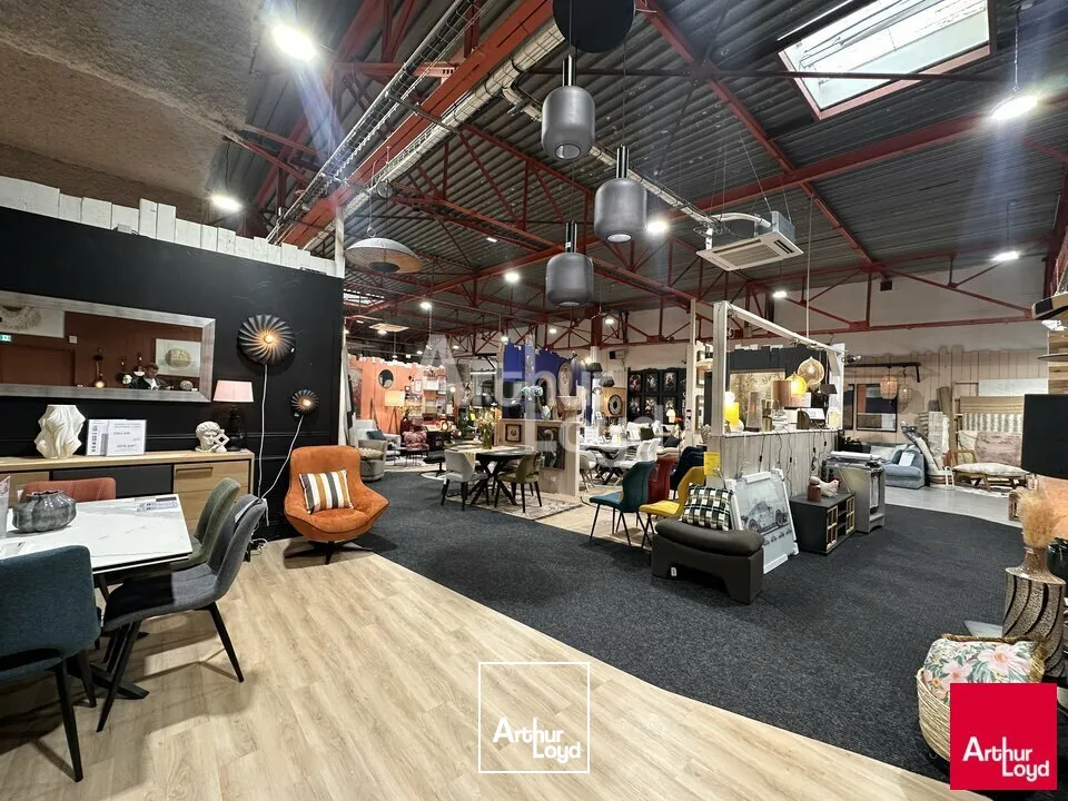 EMPLACEMENT PREMIUM - LOCAL COMMERCIAL - A LOUER - 815m²