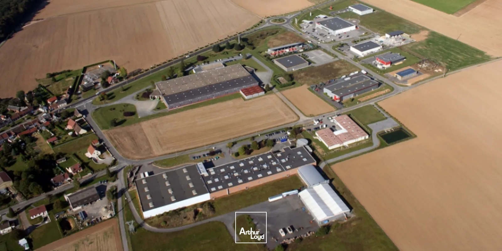 A LOUER LOCAL D'ACTIVITÉ MAIGNELAY-MONTIGNY 1 079 M2 ENV.