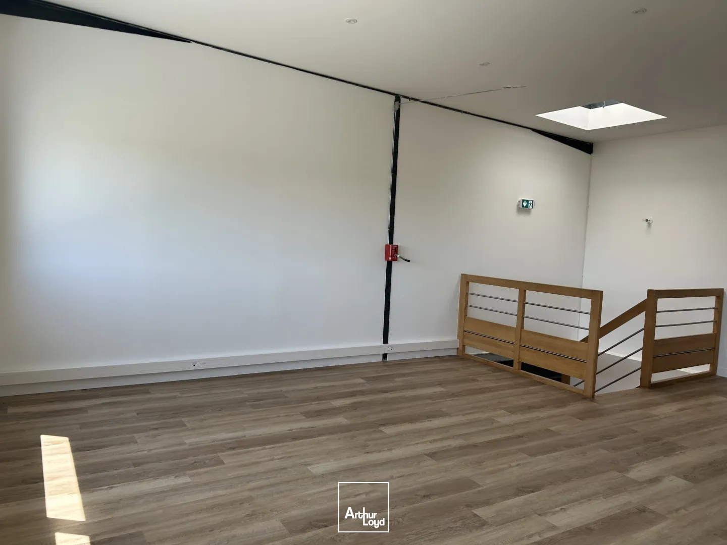 STOCKAGE - 184 M2 - DONGES - PORTE SECTIONNELLE - BUREAUX - A VENDRE