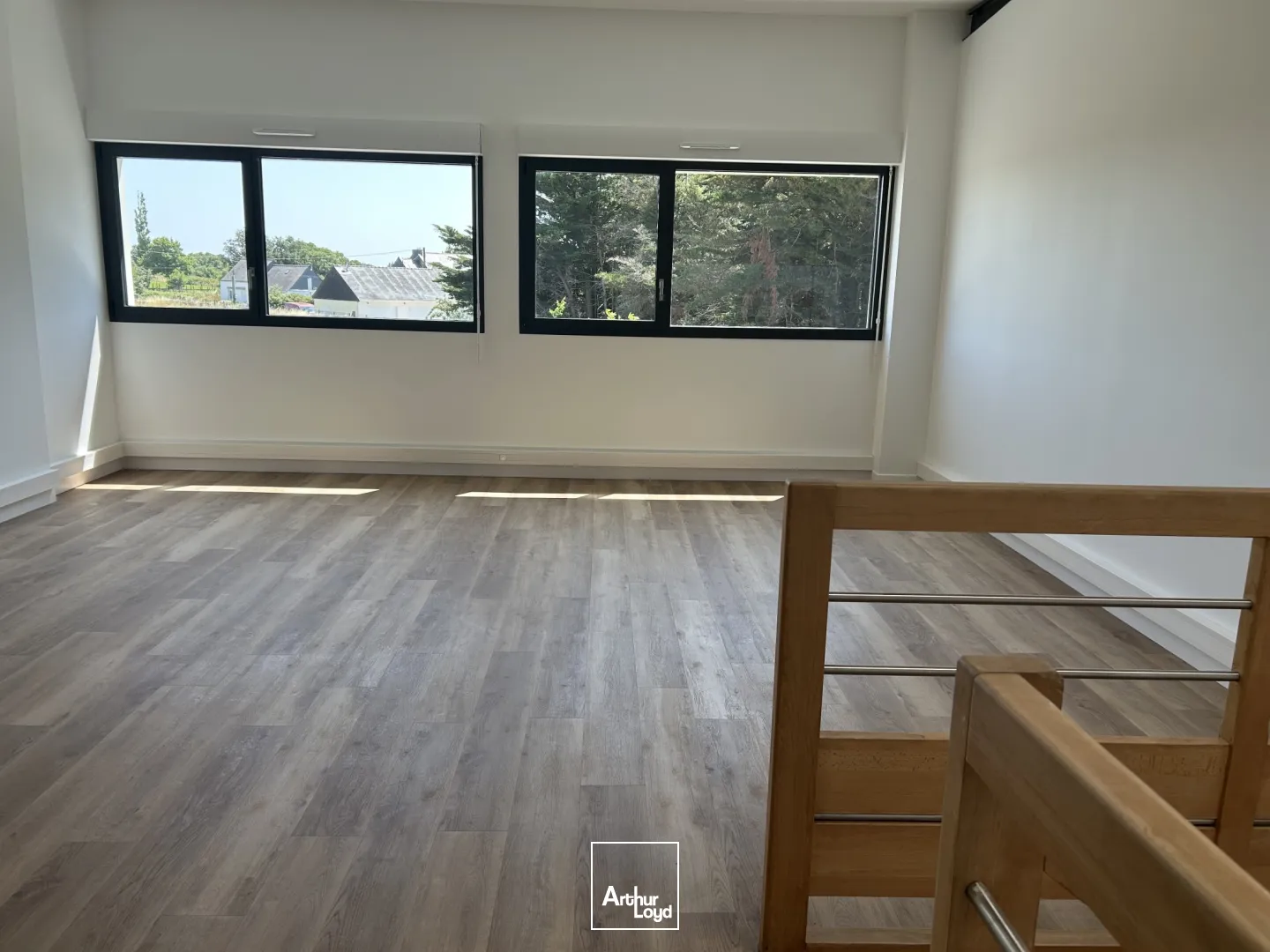 STOCKAGE - 184 M2 - DONGES - PORTE SECTIONNELLE - BUREAUX - A VENDRE