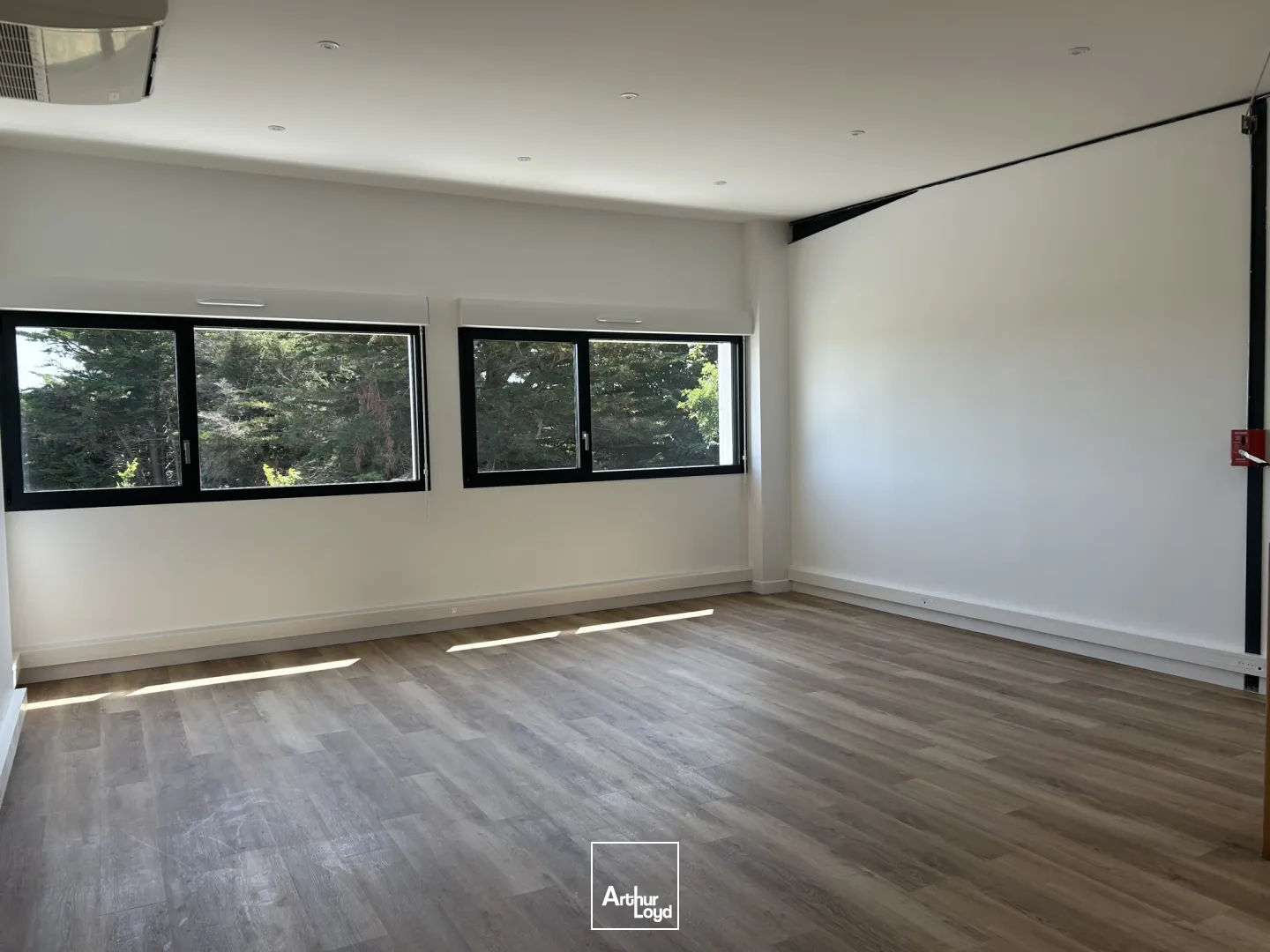 STOCKAGE - 184 M2 - DONGES - PORTE SECTIONNELLE - BUREAUX - A VENDRE