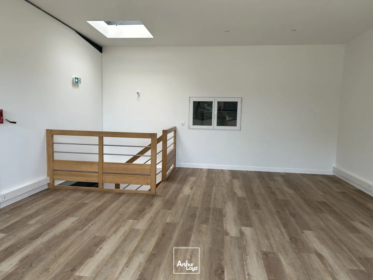 STOCKAGE - 184 M2 - DONGES - PORTE SECTIONNELLE - BUREAUX - A VENDRE