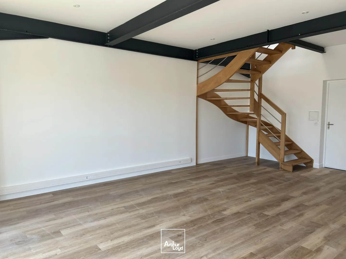 STOCKAGE - 184 M2 - DONGES - PORTE SECTIONNELLE - BUREAUX - A VENDRE