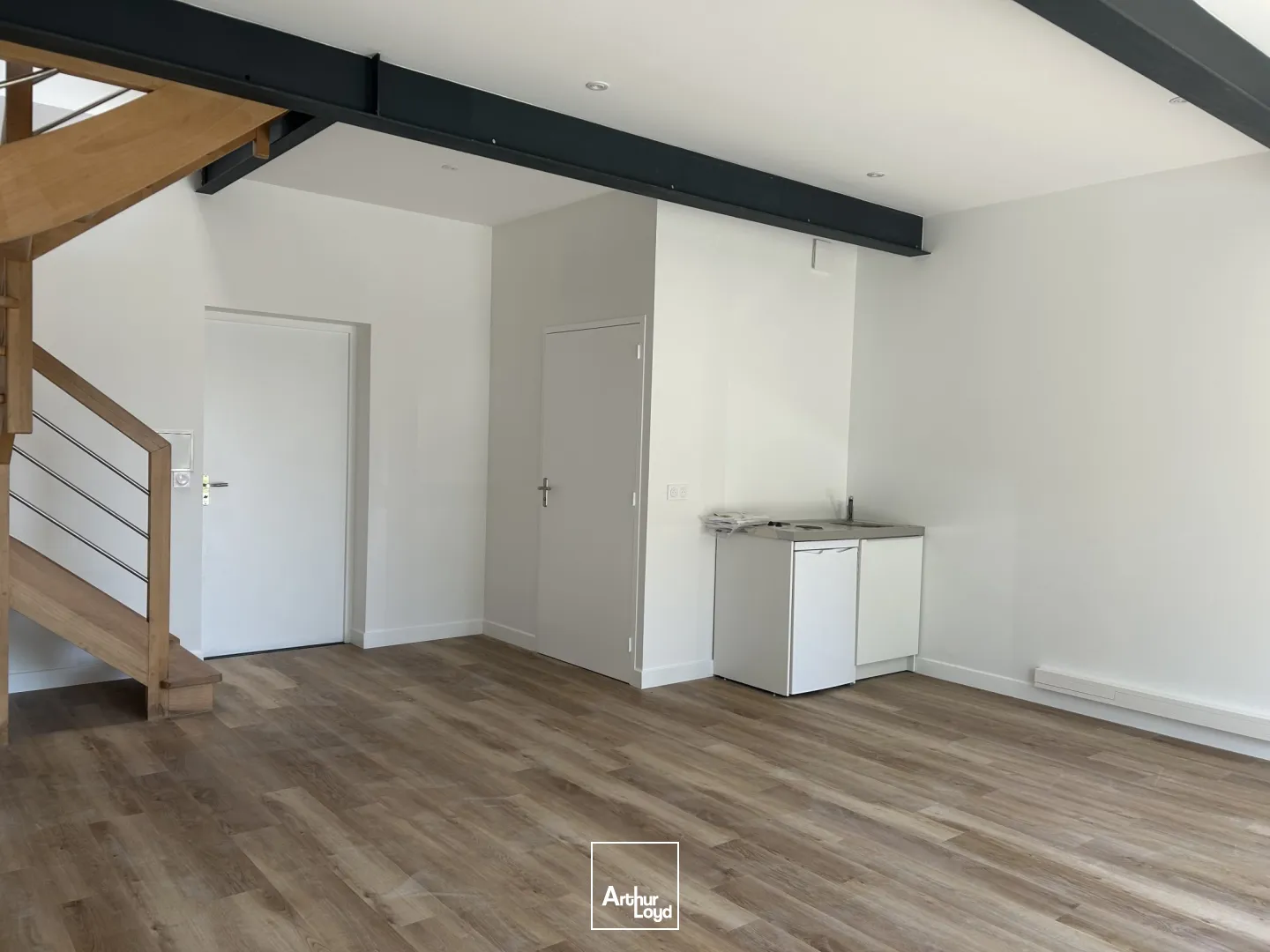 STOCKAGE - 184 M2 - DONGES - PORTE SECTIONNELLE - BUREAUX - A VENDRE