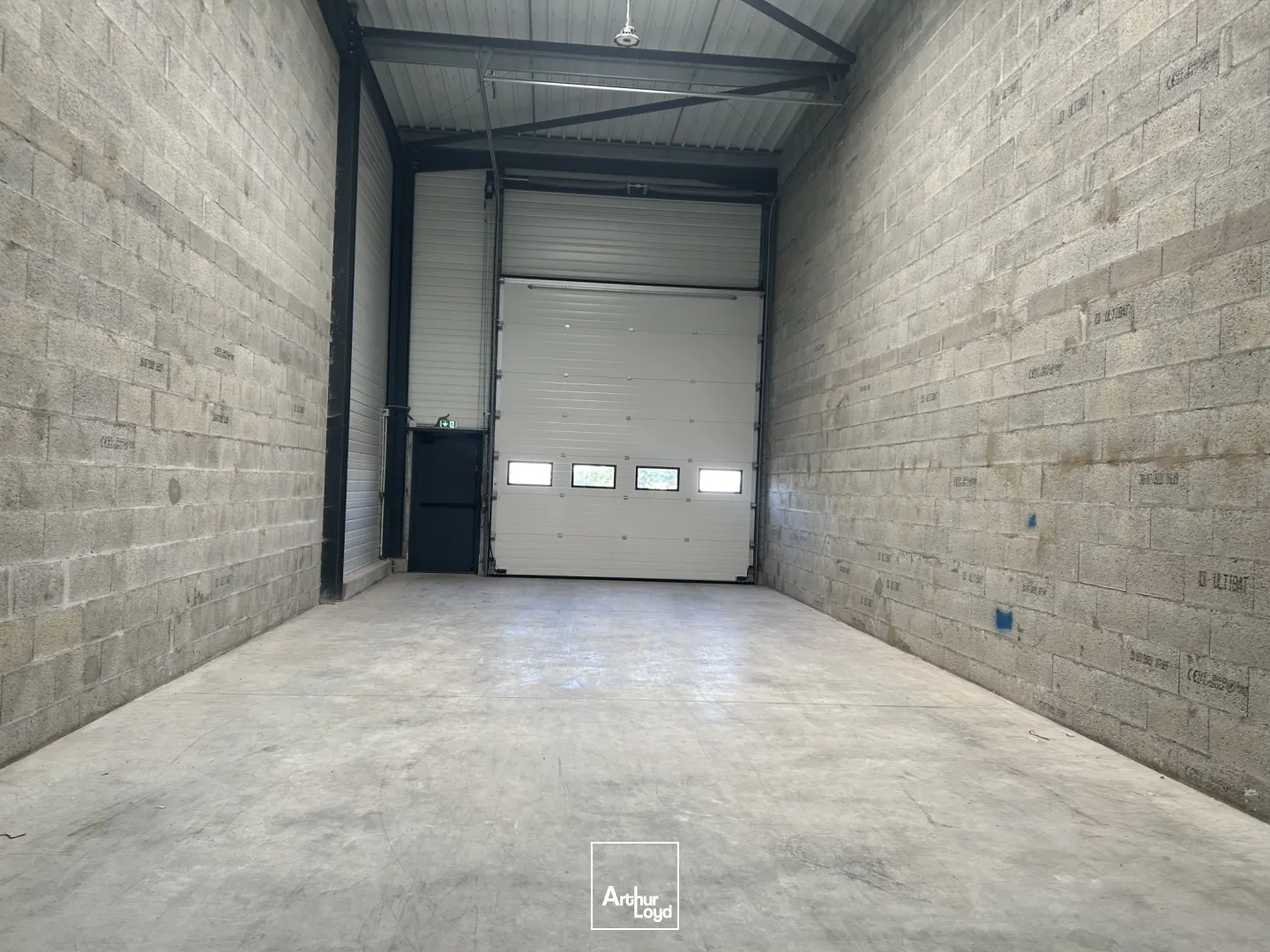 STOCKAGE - 184 M2 - DONGES - PORTE SECTIONNELLE - BUREAUX - A VENDRE