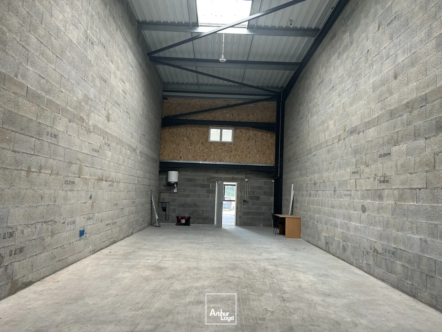 STOCKAGE - 184 M2 - DONGES - PORTE SECTIONNELLE - BUREAUX - A VENDRE