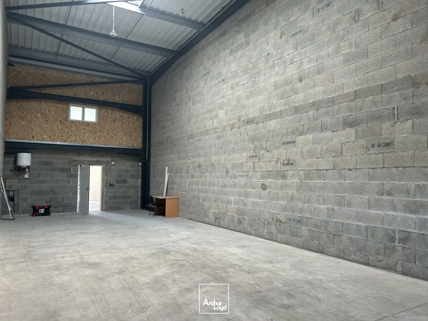 STOCKAGE - 184 M2 - DONGES - PORTE SECTIONNELLE - BUREAUX - A VENDRE