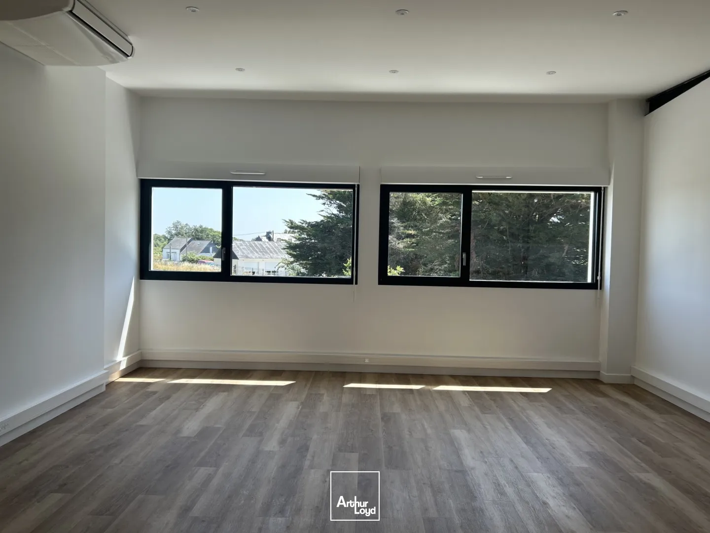 STOCKAGE - 184 M2 - DONGES - PORTE SECTIONNELLE - BUREAUX - A VENDRE