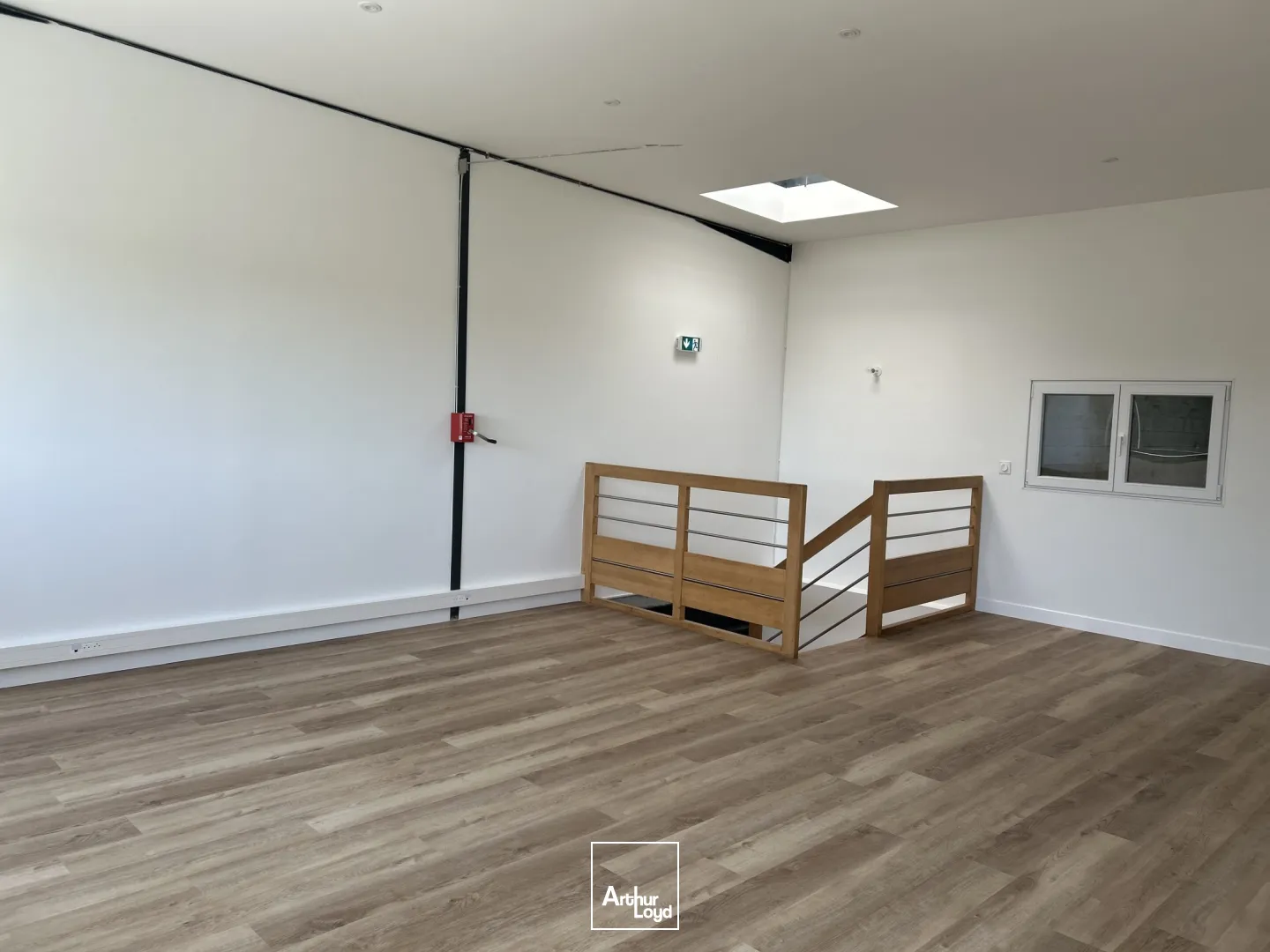 STOCKAGE - 184 M2 - DONGES - PORTE SECTIONNELLE - BUREAUX - A VENDRE