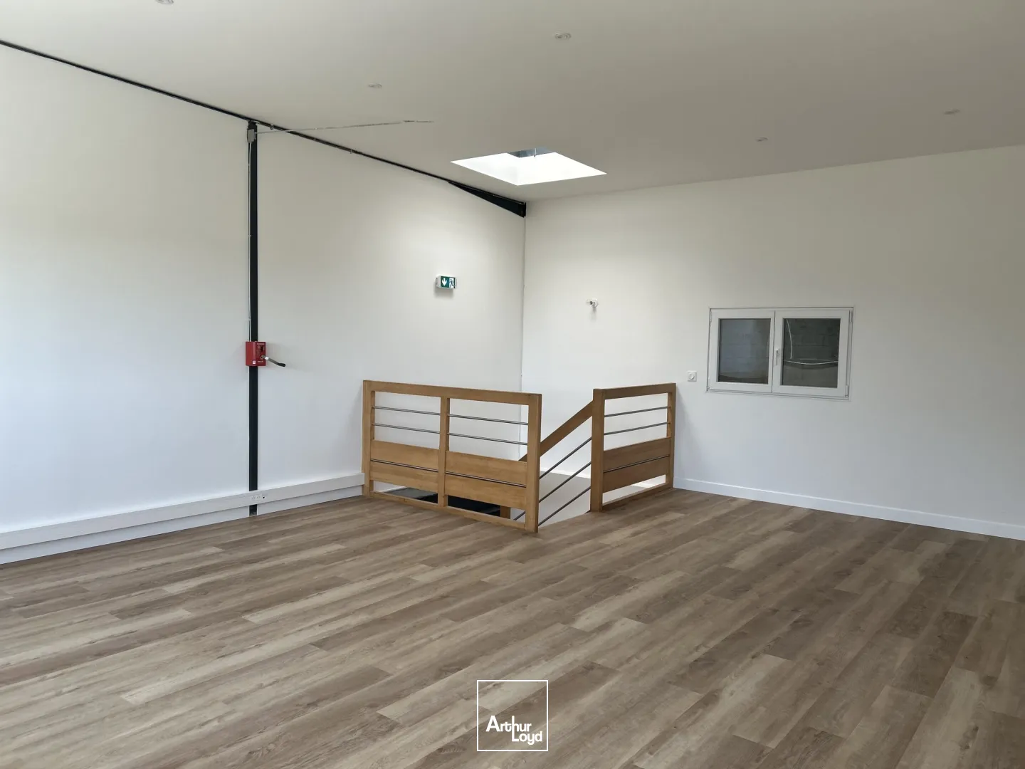 STOCKAGE - 184 M2 - DONGES - PORTE SECTIONNELLE - BUREAUX - A VENDRE