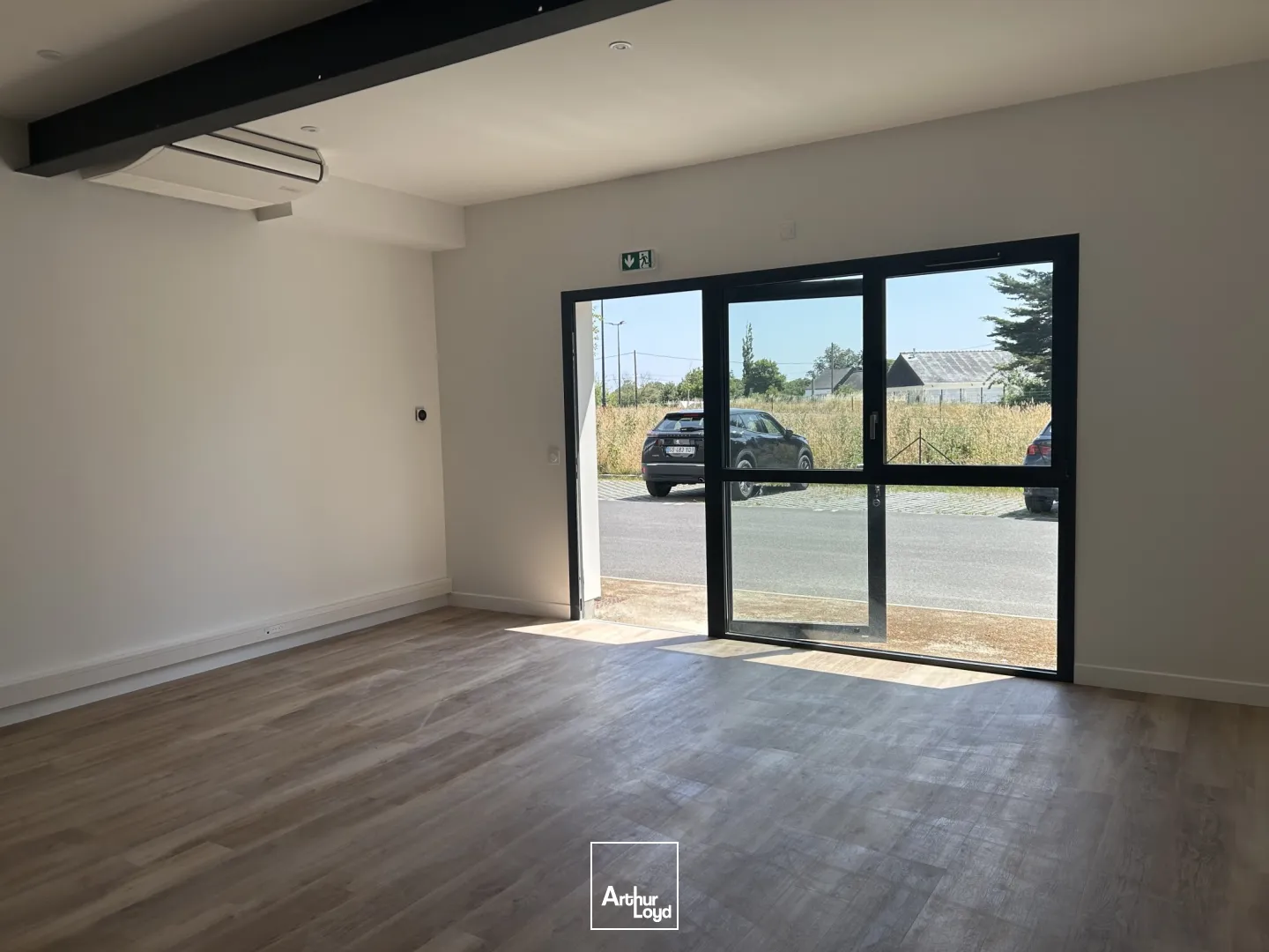 STOCKAGE - 184 M2 - DONGES - PORTE SECTIONNELLE - BUREAUX - A VENDRE