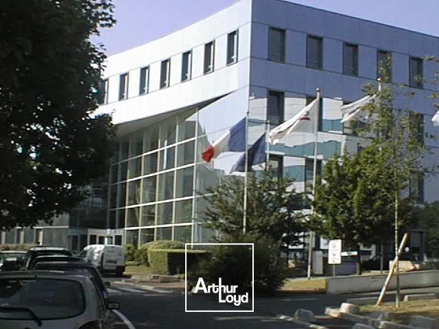 MAGNIFIQUE IMMEUBLE AU PIED DU RER