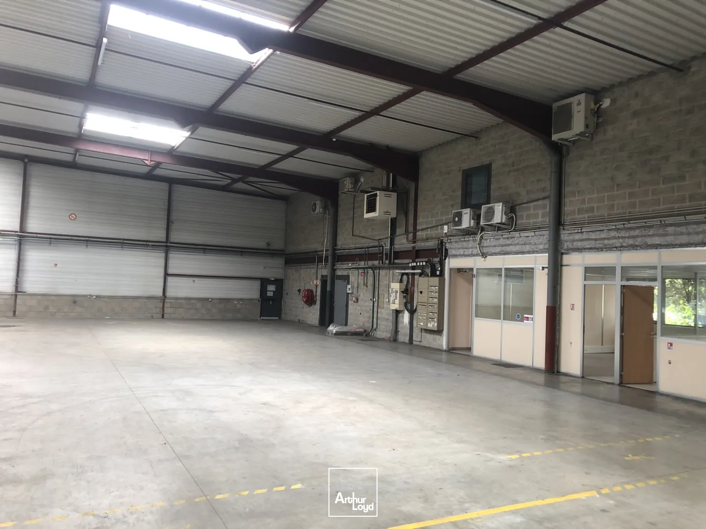 Location locaux d'activité et bureaux modulables - Surface de 4174 m2 divisibles à partir de 760 m2 - Le Mesnil Amelot, proche Paris CDG