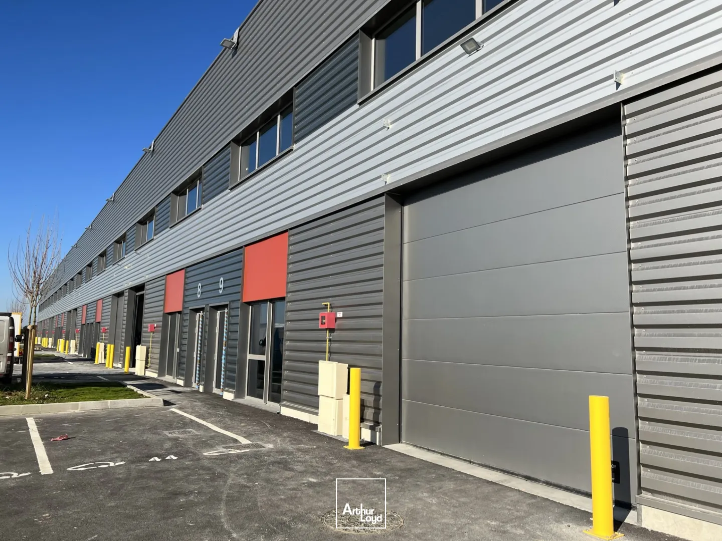 À louer - Locaux d'activité neufs modulables au Thillay, 3700 m² divisibles dès 370 m², accès direct Roissy CDG et axes routiers