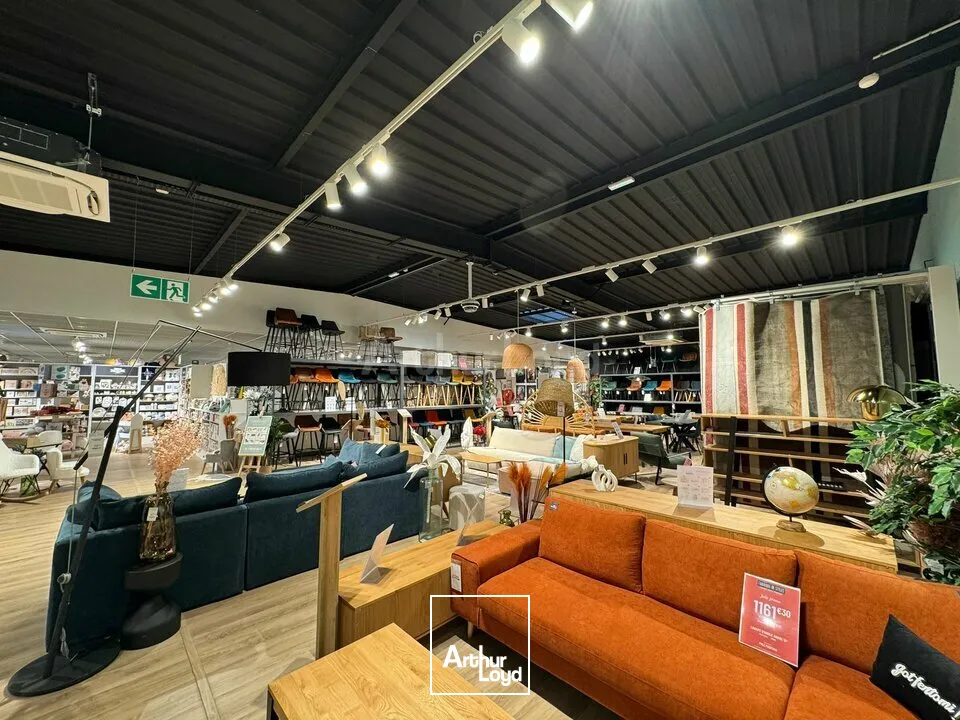 LOCAL COMMERCIAL à LOUER de 1410 m²