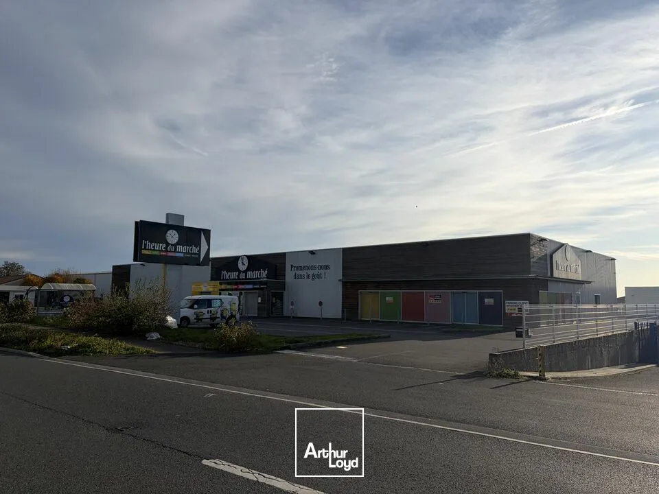 BÂTIMENT COMMERCIAL À LOUER AU CUR DE LA ZONE MENDÈS FRANCE À NIORT !