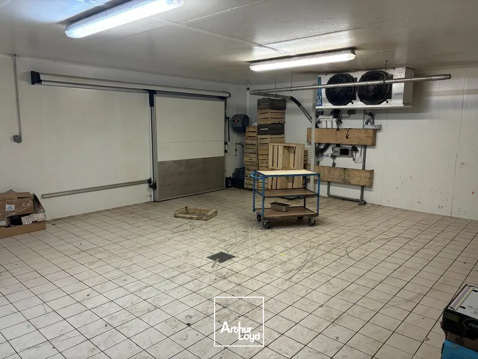 BÂTIMENT COMMERCIAL À LOUER AU CUR DE LA ZONE MENDÈS FRANCE À NIORT !