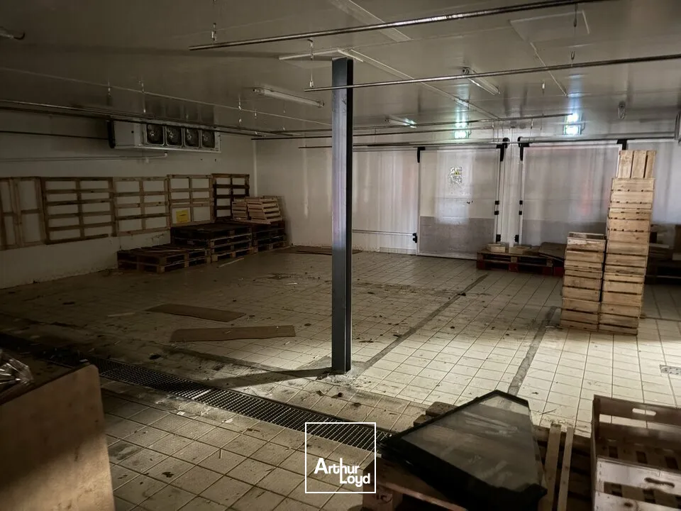 BÂTIMENT COMMERCIAL À LOUER AU CUR DE LA ZONE MENDÈS FRANCE À NIORT !