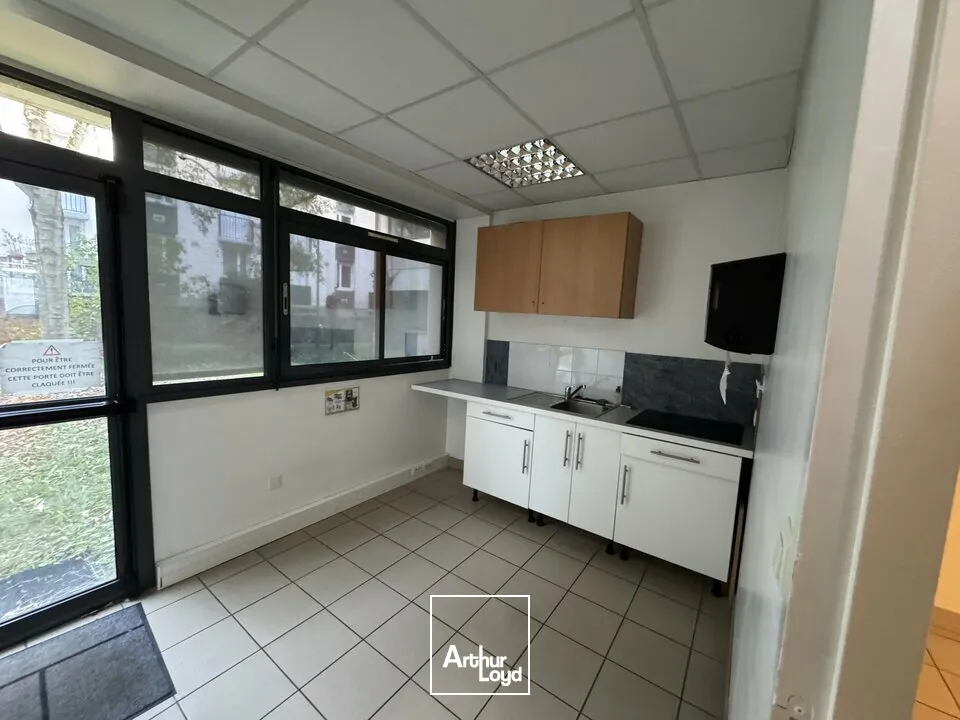 JOUE-LES-TOURS BUREAUX A VENDRE 191 M² 6 PARKINGS