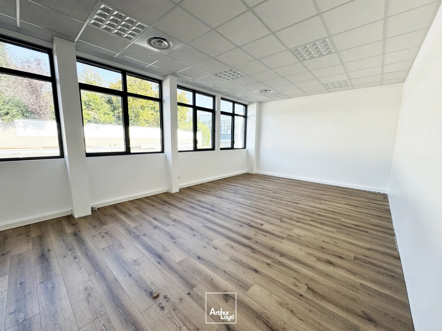 Cellule d'activité à louer à Rivery - Parkings et bureaux inclus