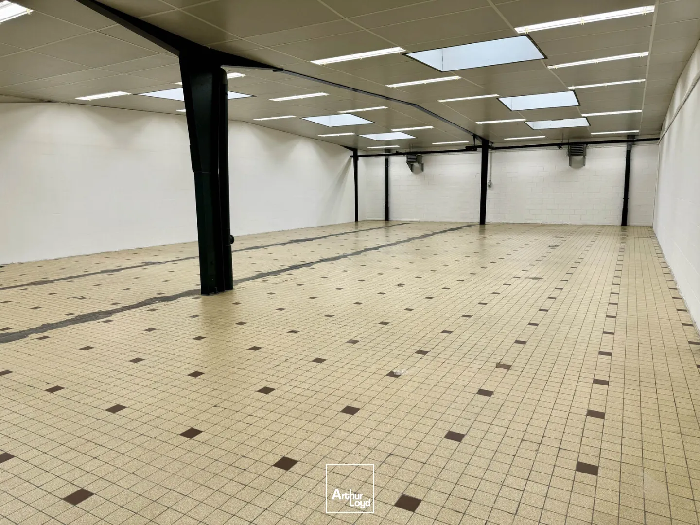 Cellule d'activité à louer à Rivery - Parkings et bureaux inclus