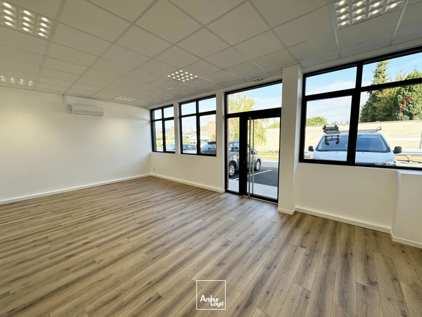 Cellule d'activité à louer à Rivery - Parkings et bureaux inclus