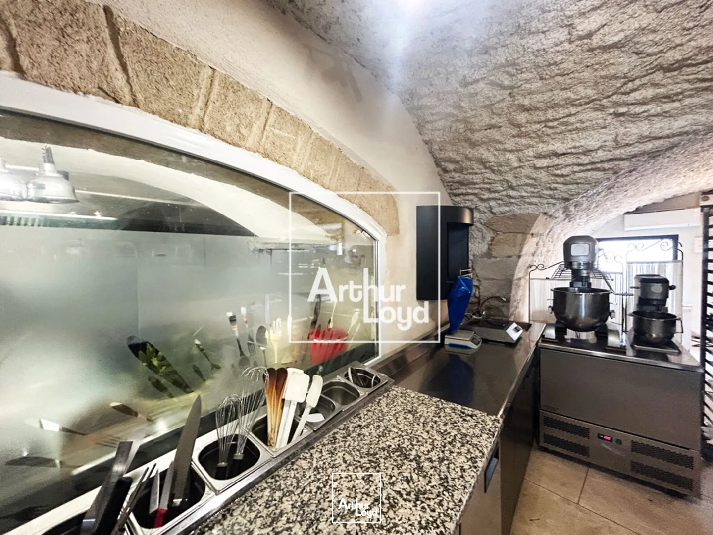 LOCAL COMMERCIAL RESTAURATION - AVEC EXTRACTION - (LOCATION / VENTE)