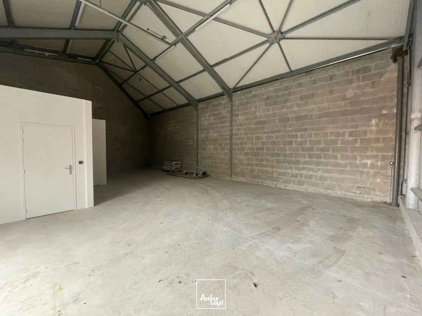 A LOUER - LOCAL D'ACTIVITE 128 M² - PLECOP