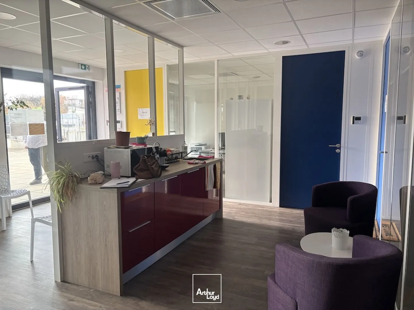 À VENDRE - INVESTISSEUR : 2 lots de bureaux loués au 2ème étage d'un immeuble construit en 2016, dans une zone commerciale et tertiaire à Saint-Just-Saint-Rambert (proximité A72)