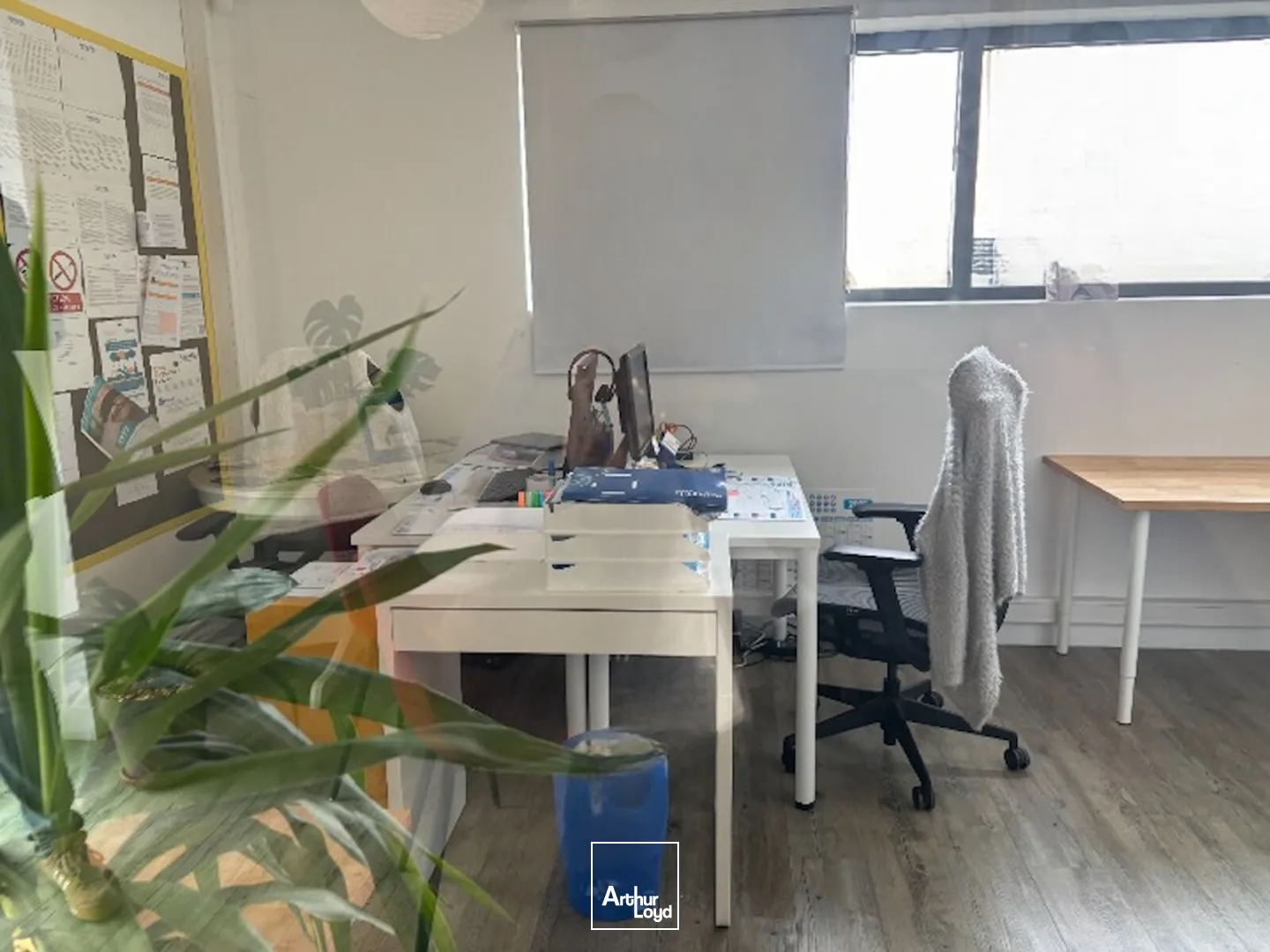 À VENDRE - INVESTISSEUR : 2 lots de bureaux loués au 2ème étage d'un immeuble construit en 2016, dans une zone commerciale et tertiaire à Saint-Just-Saint-Rambert (proximité A72)