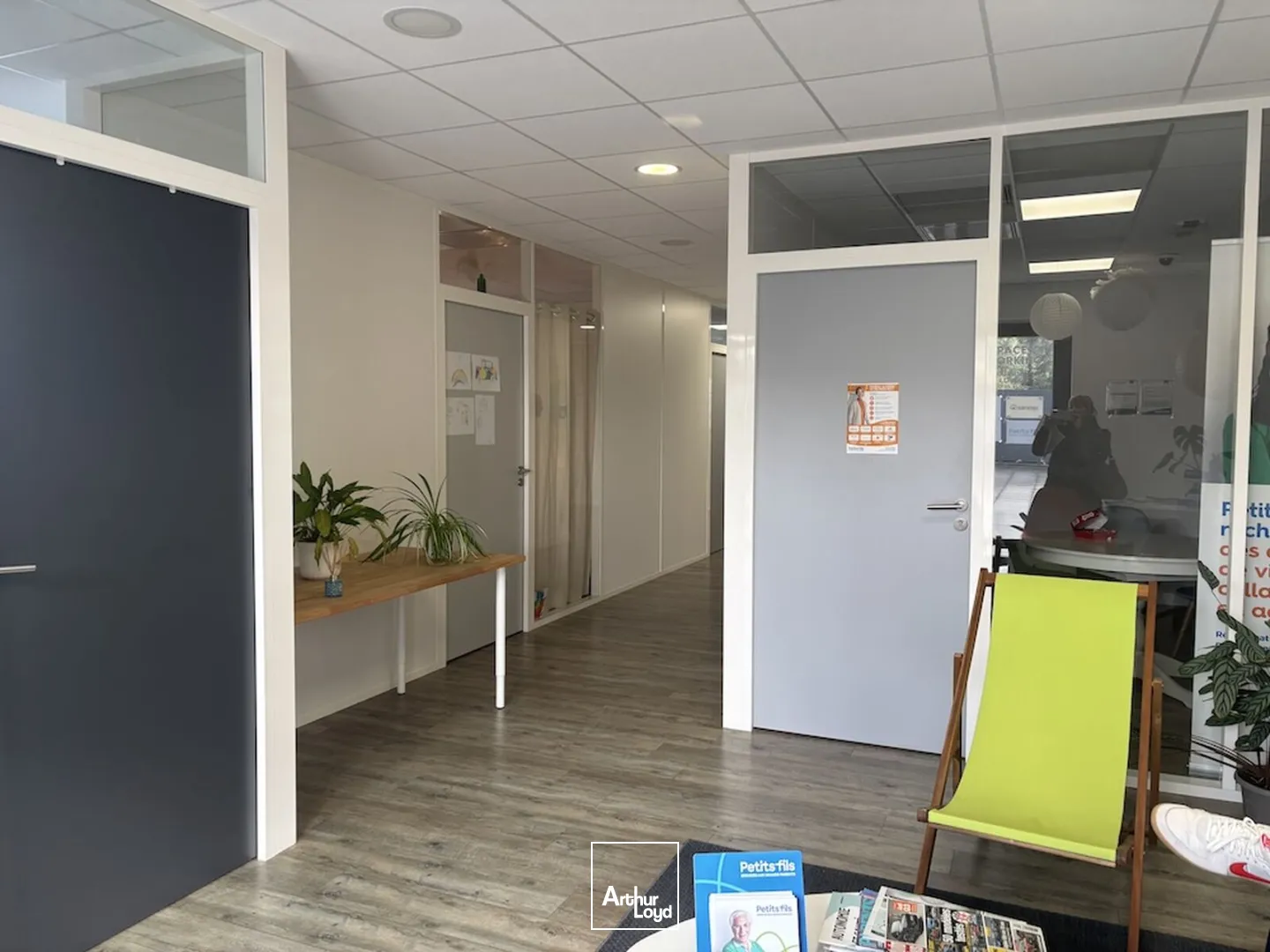 À VENDRE - INVESTISSEUR : 2 lots de bureaux loués au 2ème étage d'un immeuble construit en 2016, dans une zone commerciale et tertiaire à Saint-Just-Saint-Rambert (proximité A72)