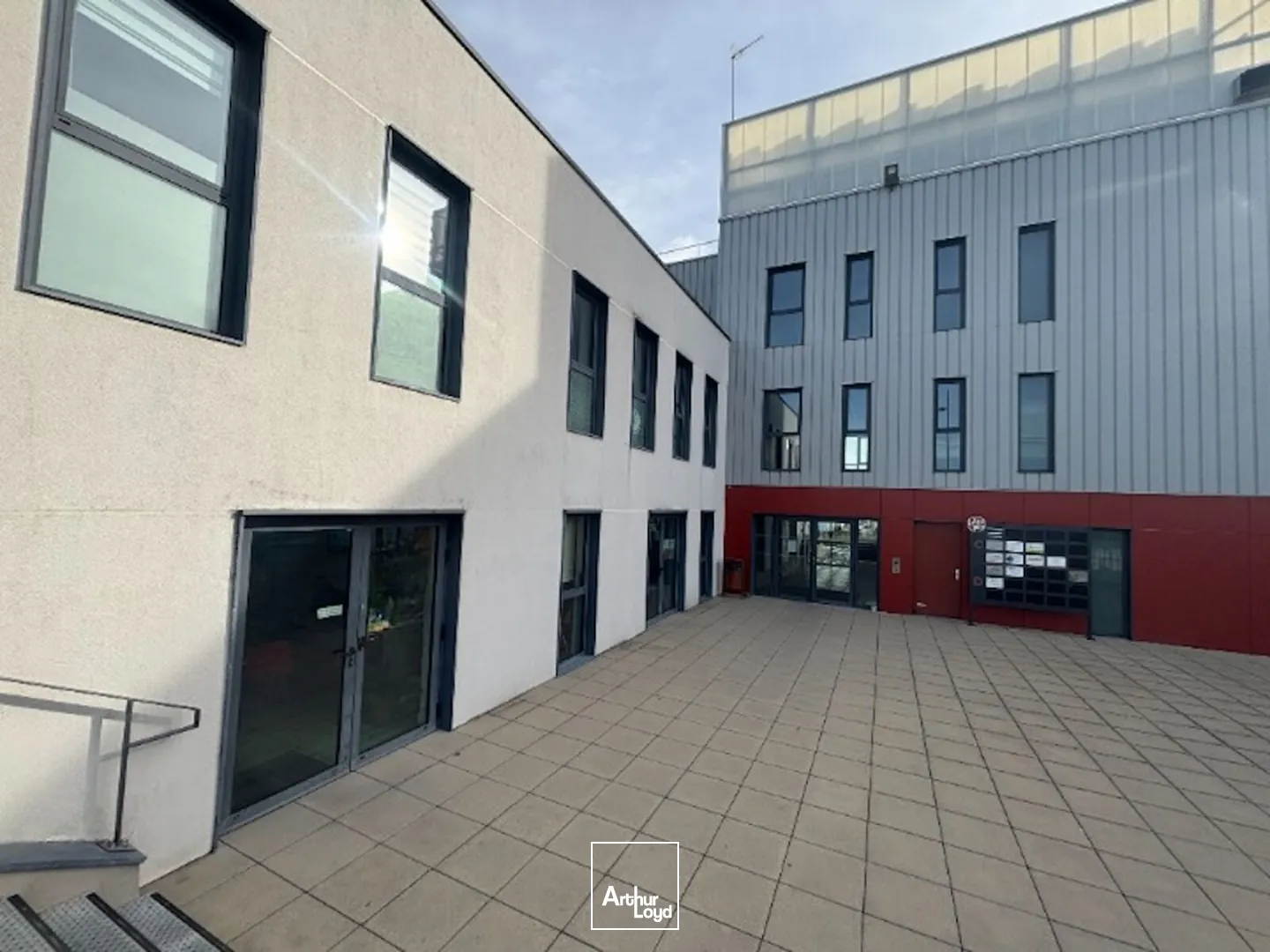 À VENDRE - INVESTISSEUR : 2 lots de bureaux loués au 2ème étage d'un immeuble construit en 2016, dans une zone commerciale et tertiaire à Saint-Just-Saint-Rambert (proximité A72)