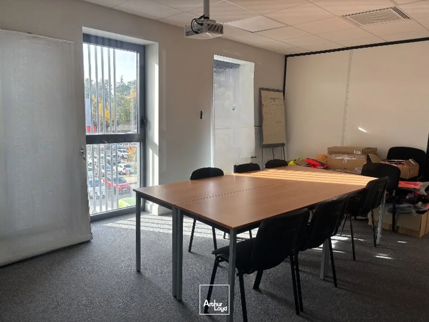 À VENDRE : Bureaux au 2ème étage d'un immeuble construit en 2016, bon état, lumineux avec cloisons modulables. À St Just St Rambert au sein d'une zone mixte commerciale et tertiaire, ...