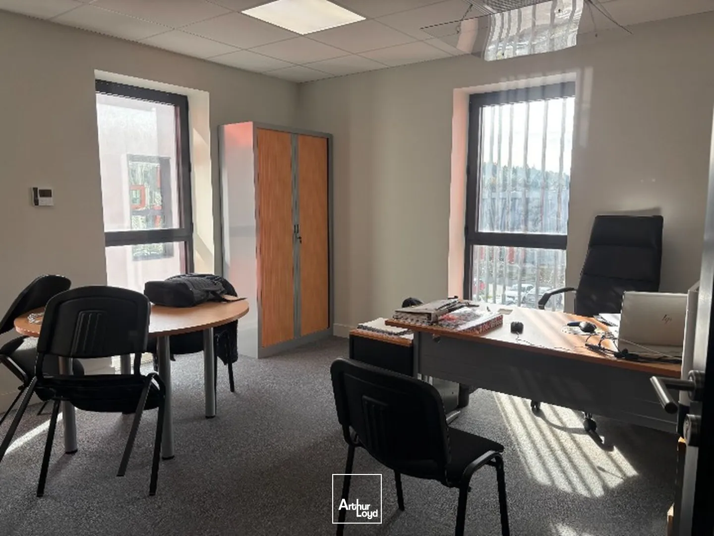 À VENDRE : Bureaux au 2ème étage d'un immeuble construit en 2016, bon état, lumineux avec cloisons modulables. À St Just St Rambert au sein d'une zone mixte commerciale et tertiaire, ...