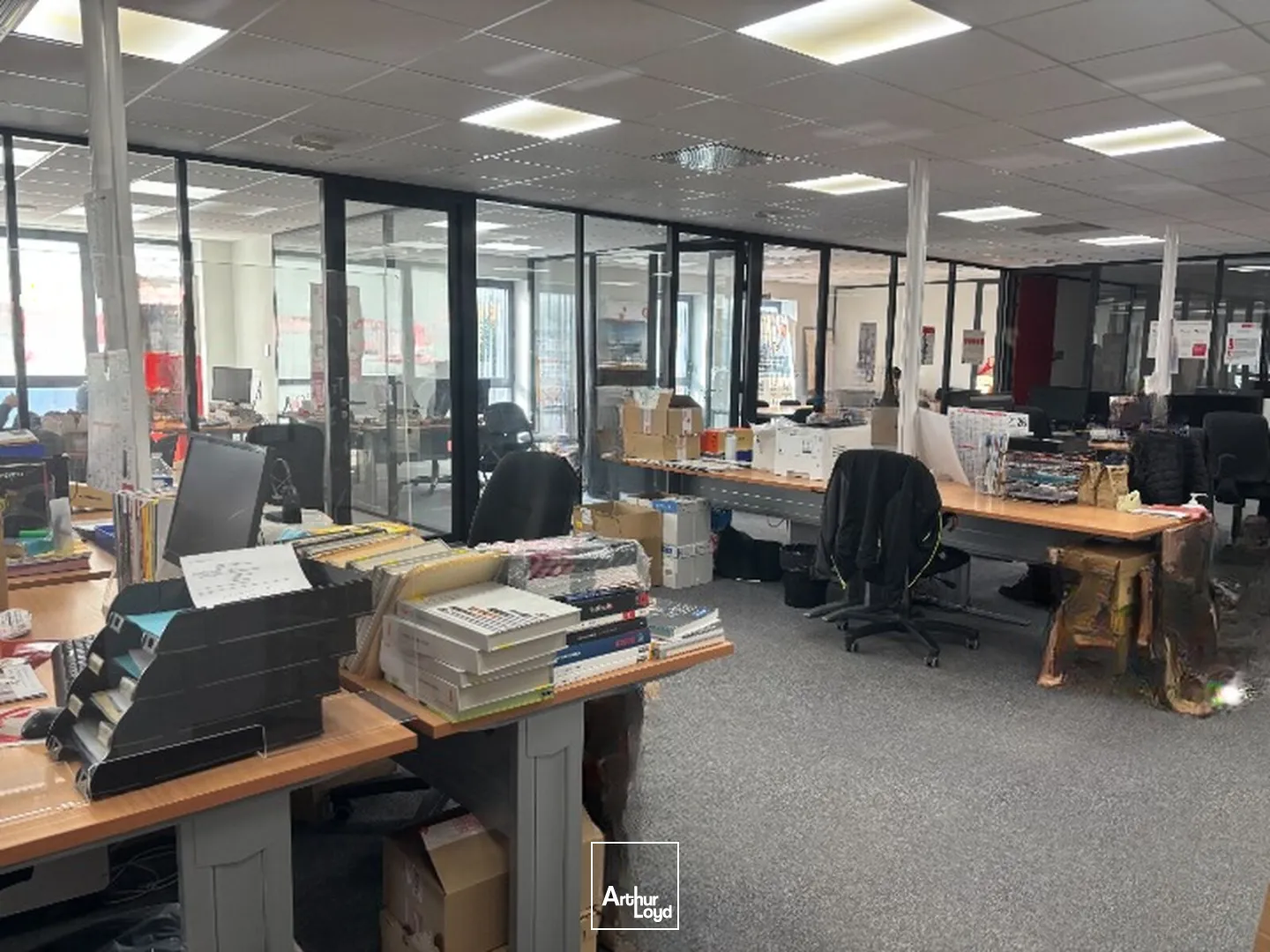 À VENDRE : Bureaux au 2ème étage d'un immeuble construit en 2016, bon état, lumineux avec cloisons modulables. À St Just St Rambert au sein d'une zone mixte commerciale et tertiaire, ...