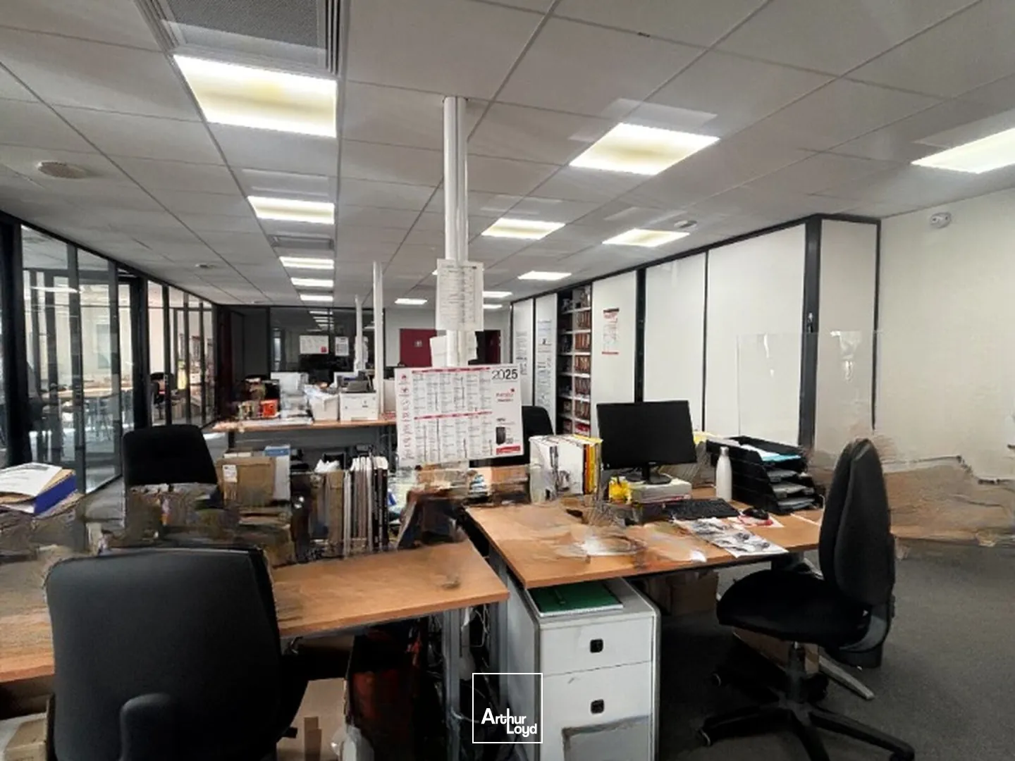 À VENDRE : Bureaux au 2ème étage d'un immeuble construit en 2016, bon état, lumineux avec cloisons modulables. À St Just St Rambert au sein d'une zone mixte commerciale et tertiaire, ...