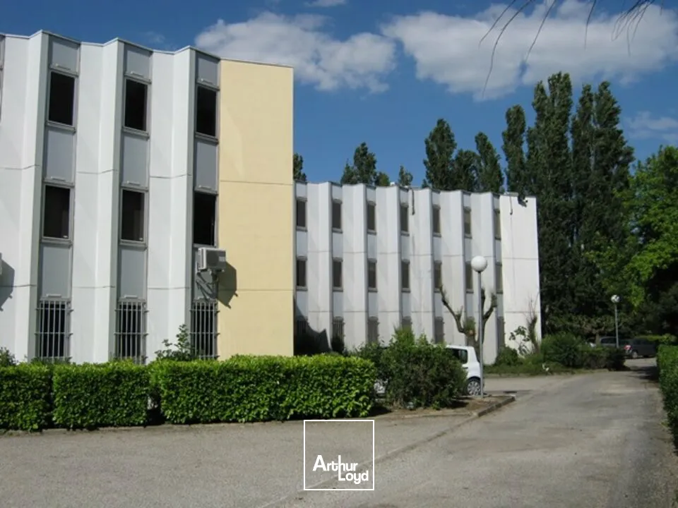 AVIGNON, proche centre commercial, Bureaux de 140 m² en RDC dans immeuble tertiaire sécurisé.