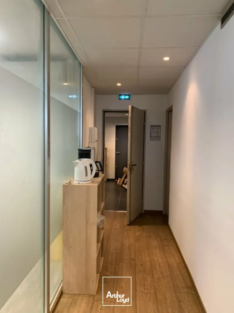 AVIGNON, proche centre commercial, Bureaux de 140 m² en RDC dans immeuble tertiaire sécurisé.