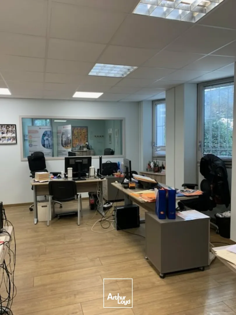 AVIGNON, proche centre commercial, Bureaux de 140 m² en RDC dans immeuble tertiaire sécurisé.
