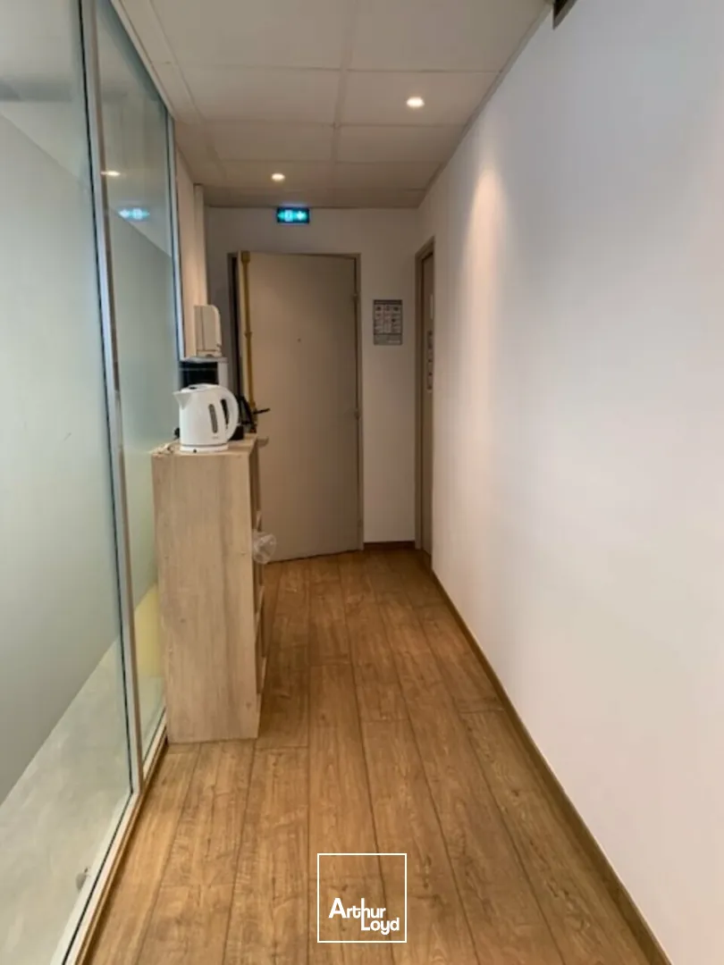 AVIGNON, proche centre commercial, Bureaux de 140 m² en RDC dans immeuble tertiaire sécurisé.