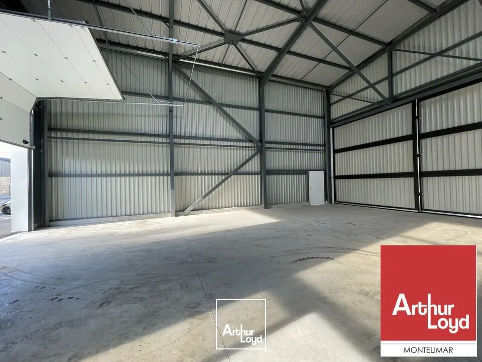 A VENDRE - MONTÉLIMAR NORD - EN BORDURE DE LA PISTE DE L'AÉRODROME - LOCAL D'ACTIVITÉ DE 381 M2