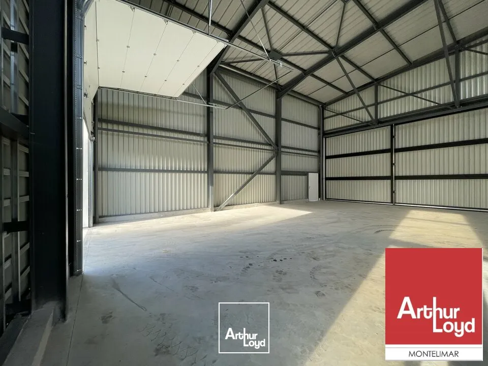 A VENDRE - MONTÉLIMAR NORD - EN BORDURE DE LA PISTE DE L'AÉRODROME - LOCAL D'ACTIVITÉ DE 381 M2